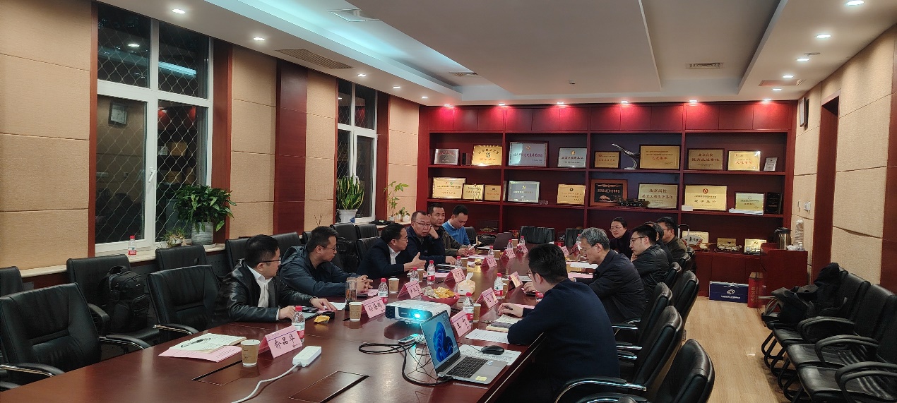 一群人在餐廳里

低可信度描述已自動(dòng)生成